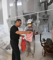 園區商會領導到宏遠化工慰問基層員工